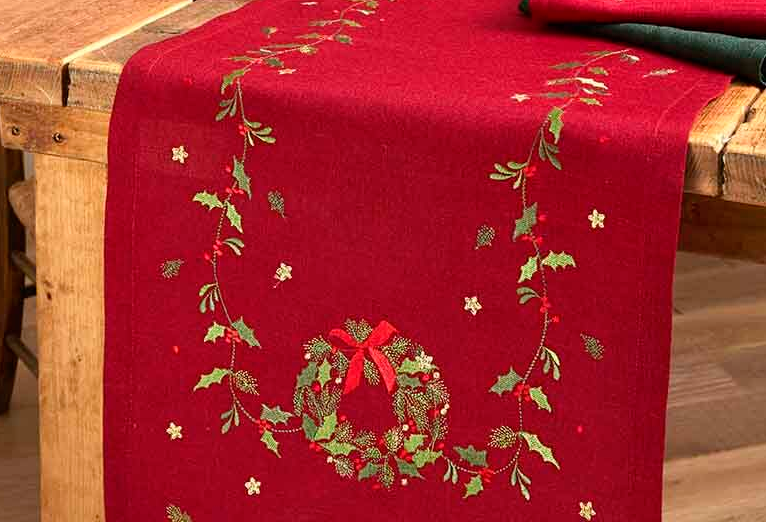 Embroidered wreath trail runner red 38x180cm