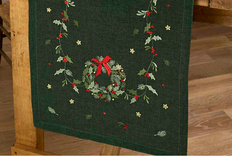 Embroidered wreath trail runner green 38x180cm